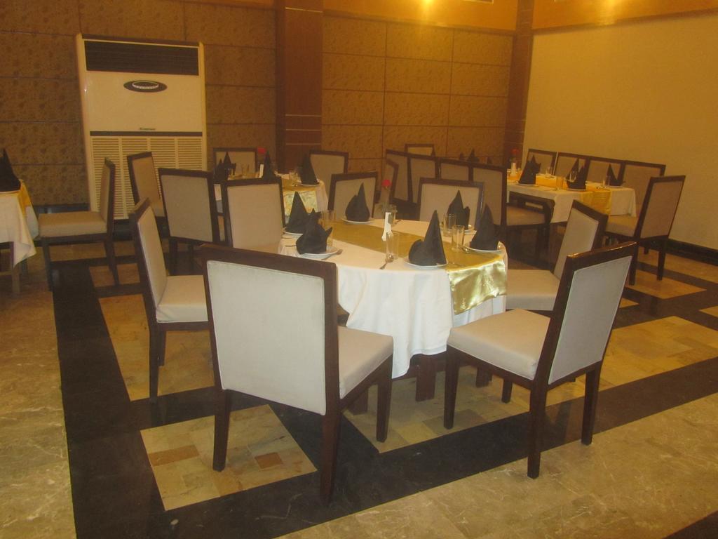 Carlton Tower Hotel ラホール エクステリア 写真